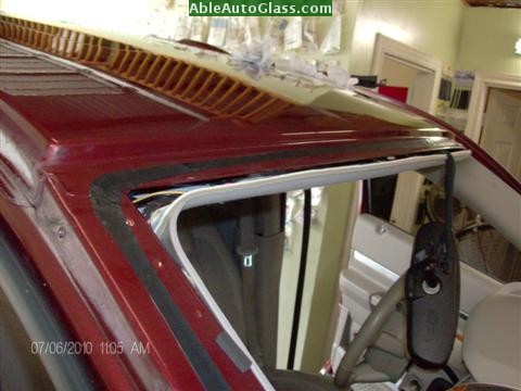 Chrysler Aspen 07-08 Windshield Replacement By Using Stubby Knife Reduces Scratches
