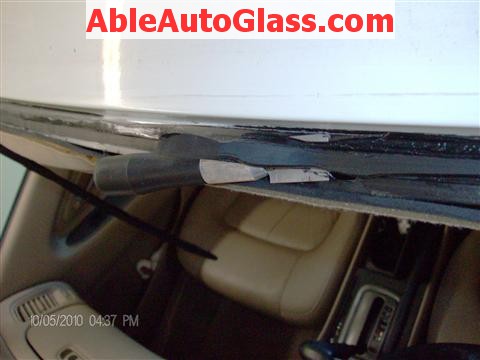 Honda Accord Coupe 2002 Windshield Replacement - Using Stubby Knife to remove old seal