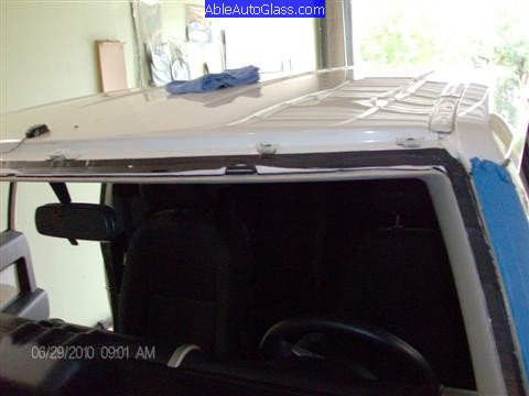 Toyota FJ Cruiser 07-10 Windshield Replacement Old Seal Trimed View of Other Side
